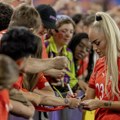 Najlepša fudbalerka sveta bacila navijače u trans! Zanosna plavuša izašla na teren, pa doživela nešto neočekivano! Čitava…
