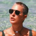 Ponosno i bez stida: Tijana Dapčević se skinula u tigrasti bikini, evo kako izgleda na pragu šeste decenije FOTO
