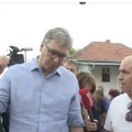 Vučić sa režimskim kamerama obilazi spaljene domove na jugu Srbije, a onima što su sve izgubili priča o Tunisu