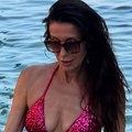 (Foto): Snežana Dakić paradira u Hrvatskoj u ubitačnom roze bikiniju: Telo zategnuto kao praćka u 56. godini, svi se pitaju…