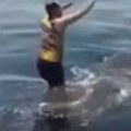 Muškarac skočio na ajkulu, pa zaigrao Evo šta je usledilo (video)