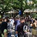 FOTO: Ispred novosadskog suda skup podrške uhapšenima nakon nasilja u kampusu