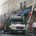 Zapalio se kombi blizu kancelarije francuskog premijera, čulo se nekoliko eksplozija
