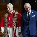 Prvi put u 500 godina da se britanski monarh molio sa papom: Kralj Čarls u Vatikanu na službi u Sikstinskoj kapeli (video…