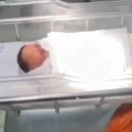 Novorođenče pronađeno u vodokotliću: Čistačica čula plač, podigla poklopac i zatekla neverovatan prizor (video)