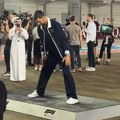 VIDEO Neviđeno, šeik snima Novaka dok pokazuje jogu: Nasred staze Formule 1 se odvila najluđa scena ove sezone
