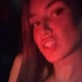 "Ako možeš da podneseš..." Hana žari i pali u šortsu i topu: Odvalila muziku u kolima, pa se snimala