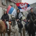 Šajkača, kefija i fes u Novom Pazaru: Studenti na konjima stigli na protest, nosili simbole tri naroda