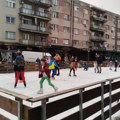 Veselo na paraćinskom klizalištu: Zimska radost za sve generacije (foto)