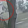 Pojavio se uznemirujući snimak brutalnog napada na Dorćolu: Nokautirao staricu, šutirao psa, pa tukao bolesnog čoveka! (video)…