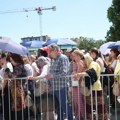 (Foto, video) Nestvarne scene ispred Hrama Svetog Save: U redu kome se ne vidi kraj i trudnice i bolesni na štakama, a čeka se…