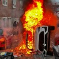 Neredi u Belfastu posle napada nožem: Zapaljene kuće, automobili i autobus