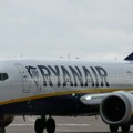 „Rajaner” tvrdi da su njegovi avioni bezbedni iako je putnik zamalo ispao kroz prozor