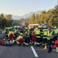 (Foto) Srpkinja sa troje dece doživela udes, auto buknuo u plamen, a 20 vozača nemo gledalo: Vatrogasac u civilu ispao heroj -…