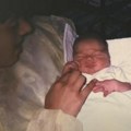 Imala je 18 kad se porodila i sina više nije videla: Sliku čuvala 33 godine, a onda je saznala istinu