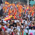 (Foto) Policija bacala suzavac i pucala na demonstrante! Totalni haos na ulicama Španije: Desetine hiljada ljudi protestuje…