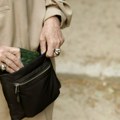 Lažni policajci naveli ženu (75) da ostavi 45.000 evra i nakit u kontejneru: Serija pljački u Grčkoj