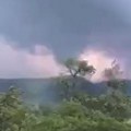 Na Bledu palo drvo na turistički voz, u Ilirskoj Bistrici besneo tornado