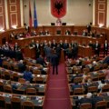 (VIDEO) Poslanici se gurali i nasrtali jedni na druge: Sukob u Skupštini Albanije, sednica prekinuta