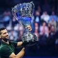 VIDEO Urnebesna scena u Torinu, Novak tresao i odvalio trofej: Grimasa na licu mu sve govori