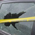 Prvi snimci! Puklo u Kneza Miloša, ranjeno dvoje: Detalji eksplozije bombe u Severnoj Mitrovici, oštećeno više automobila…