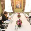 Vučić s predsednicom EBRD-a: Odličan i produktivan sastanak o rastu srpske ekonomije i investicijama (foto)