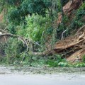 Kamenje i zemlja survali se na put koji vodi do manastira, ugrožene bile i kuće