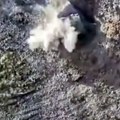 Ruski tenk se zaglavio u velikom krateru, a onda su ga uočili ukrajinski dronovi! Nisu imali milosti - oklopno vozilo za tren…