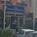 Postavljeno upozorenje na ulazu u Poštansku štedionicu u Leposaviću