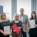Zlatibor Lončar uručio ugovore o radu još jednoj grupi zdravstvenih radnika koji su se vratili iz inostranstva