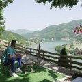 Semir sredio svoje selo kao malu Švajcarsku: Na samom ulazu vidi se nešto nesvakidašnje, već postalo atrakcija