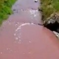 Otkriveno zašto je reka Jadar crvena: Izlivanje vode od pranja voća iz lokalne fabrike za preradu (video)