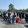 U Gorobilje Vučiću na noge puštene samo zvanice, policija zaustavila Požežane i narodnog poslanika
