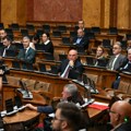 Poslanici vladajuće koalicije podržavaju zakonski predlog, opozicija iznosi amandmane