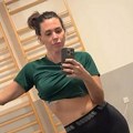 Podigla majicu do grudi pa preznojila i sebe i pratioce: Pevačica objavila snimak iz teretane, provirila joj tetovaža na…