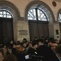 Студенти у блокади: Један колега приведен, четворо се одазвало позиву да дају изјаву због протеста испред Ректората