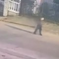 Nestao dečak u Nišu, ceo grad na nogama! Kamere ga snimile kako hoda ulicom u pižami (video)