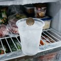 Ljudi masovno stavljaju novčić i čašu vode u zamrzivač pre nego što odu na odmor - razlog je genijalan i čuva zdravlje