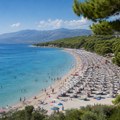 Srušio se bor na plaži u Hrvatskoj, među povređenima i deca