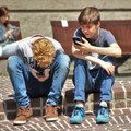 Kina želi da ograniči deci pristup internetu na telefonima na dva sata dnevno