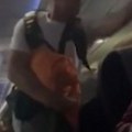 Nezapamćena makljaža u avionu! Muškarac nasrnuo na drugog, nastao totalni haos! (foto/video)