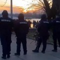 Bagerom u 4 ujutru došli da ruše splav “Gusar” na Novom Beogradu, građani se okupili da ga brane