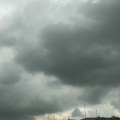 Munje paraju nebo, crni oblaci prekrili Pančevo: Na snazi narandžasto upozorenje, oluja samo što nije (foto, video)
