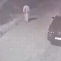 Utvara žene iz srbobrana Kamere snimile bizrnu pojavu: Šeta se pored groblja, ljudi se zaključavaju u kuće (video)