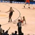 Jezivo! Jedan od najboljih igrača Nju orleansa polomio ruku! Užasna scena na premijeri NBA sezone - pogledajte kako je pao…