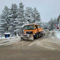 Prohodnost puteva na Zlatiboru i u Užicu: Mašine rade na čišćenju, sneg neprestano pada (foto)