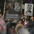 Desetine hiljada protestovale u Slovačkoj zbog proruske politike populističkog lidera Fica