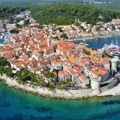 Filipinka se porodila sama na Korčuli Ostavila bebu u korpi pored kuće, dete hitno prebačeno helikopterom u Split