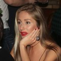 Ko je Jelena Stožinić? Manekenka se maklja sa bivšim mužem, pravila haos na Farmi, a popularnoj pevačici razbucala vezu