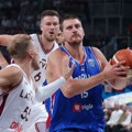 Navijačima Srbije kiša pravi problem u Rigi, jedva su dolazili do karata zbog Letonaca FOTO